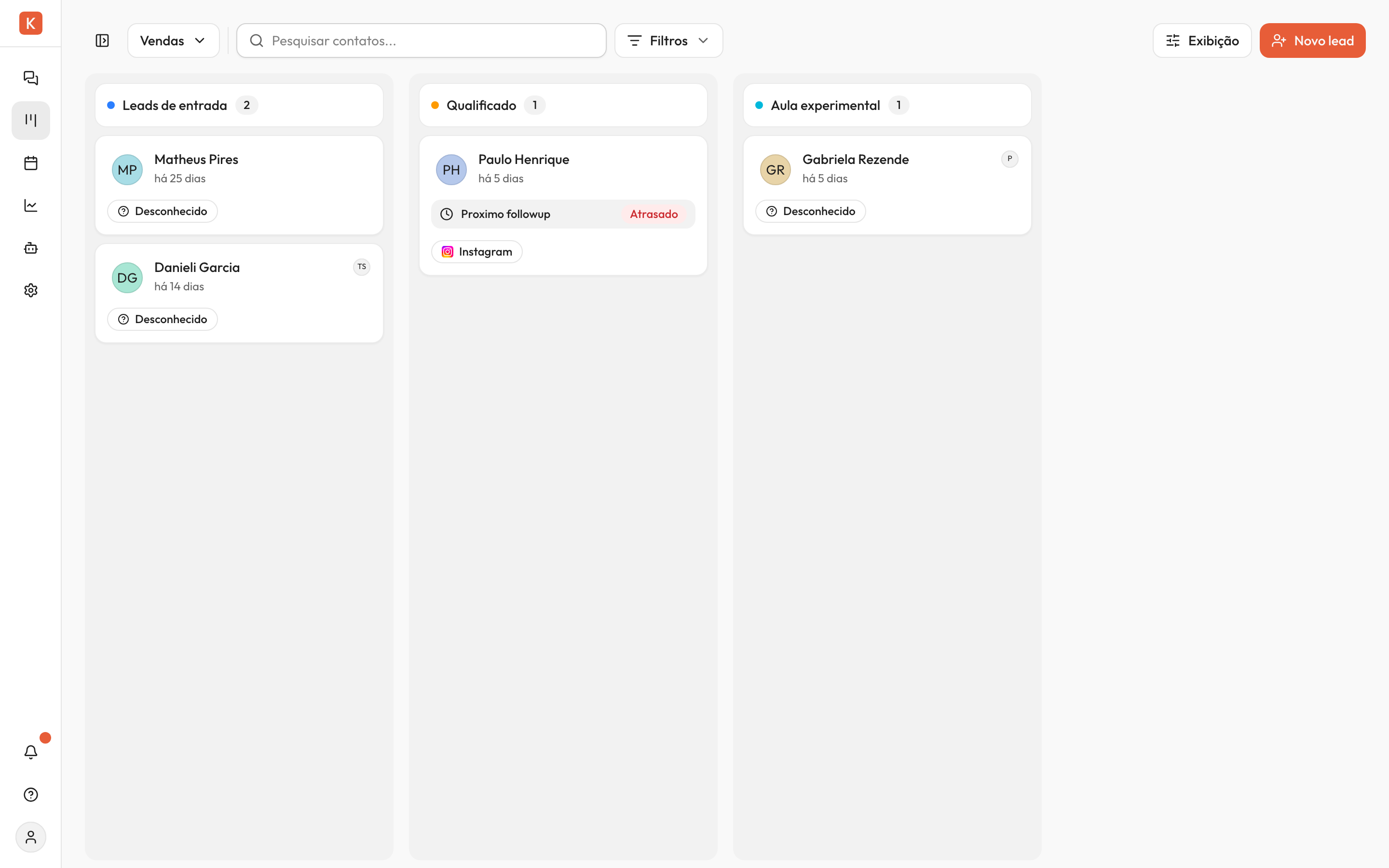 Funil de vendas em modo Kanban com as colunas 'Leads de entrada', 'Qualificado' e 'Aula experimental', cada uma com cards de lead mostrando nome, fonte e última atualização.