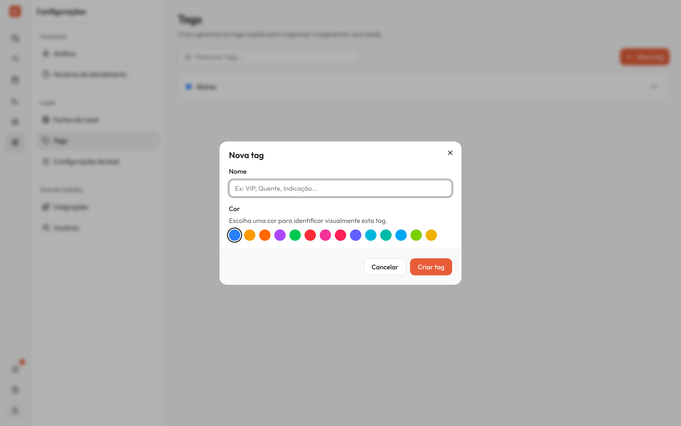 Janela 'Nova tag' aberta sobre a lista, com o campo 'Nome' em branco (placeholder 'Ex: VIP, Quente, Indicação...') e uma paleta de círculos coloridos abaixo do rótulo 'Cor', com a cor azul selecionada. Botões 'Cancelar' e 'Criar tag' no rodapé.