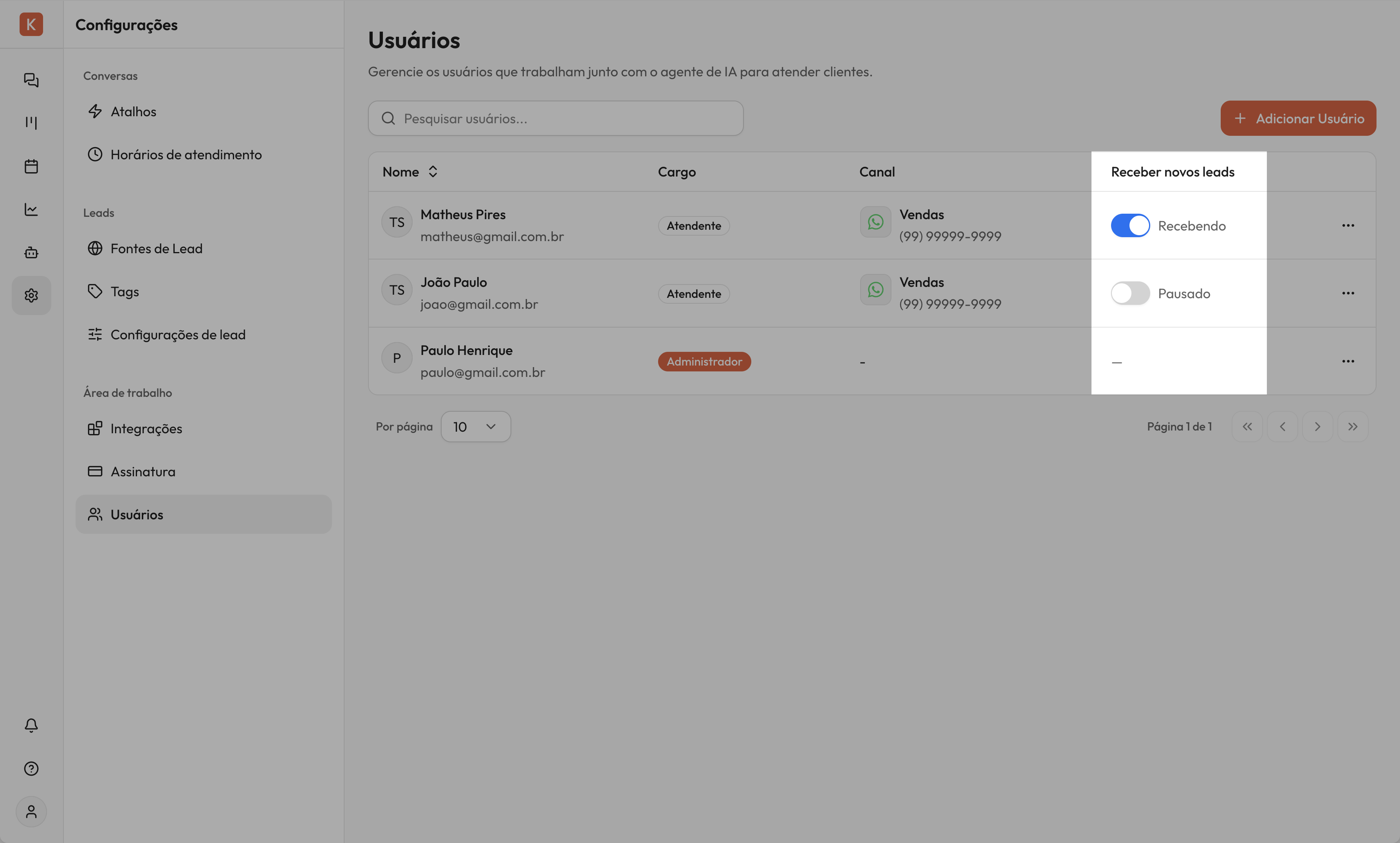 Tela Configurações → Usuários com a coluna 'Receber novos leads' destacada. O atendente Matheus Pires está com a chave ligada ('Recebendo'), João Paulo com a chave desligada ('Pausado') e o administrador Paulo Henrique mostra apenas um traço (—), sem a chave.