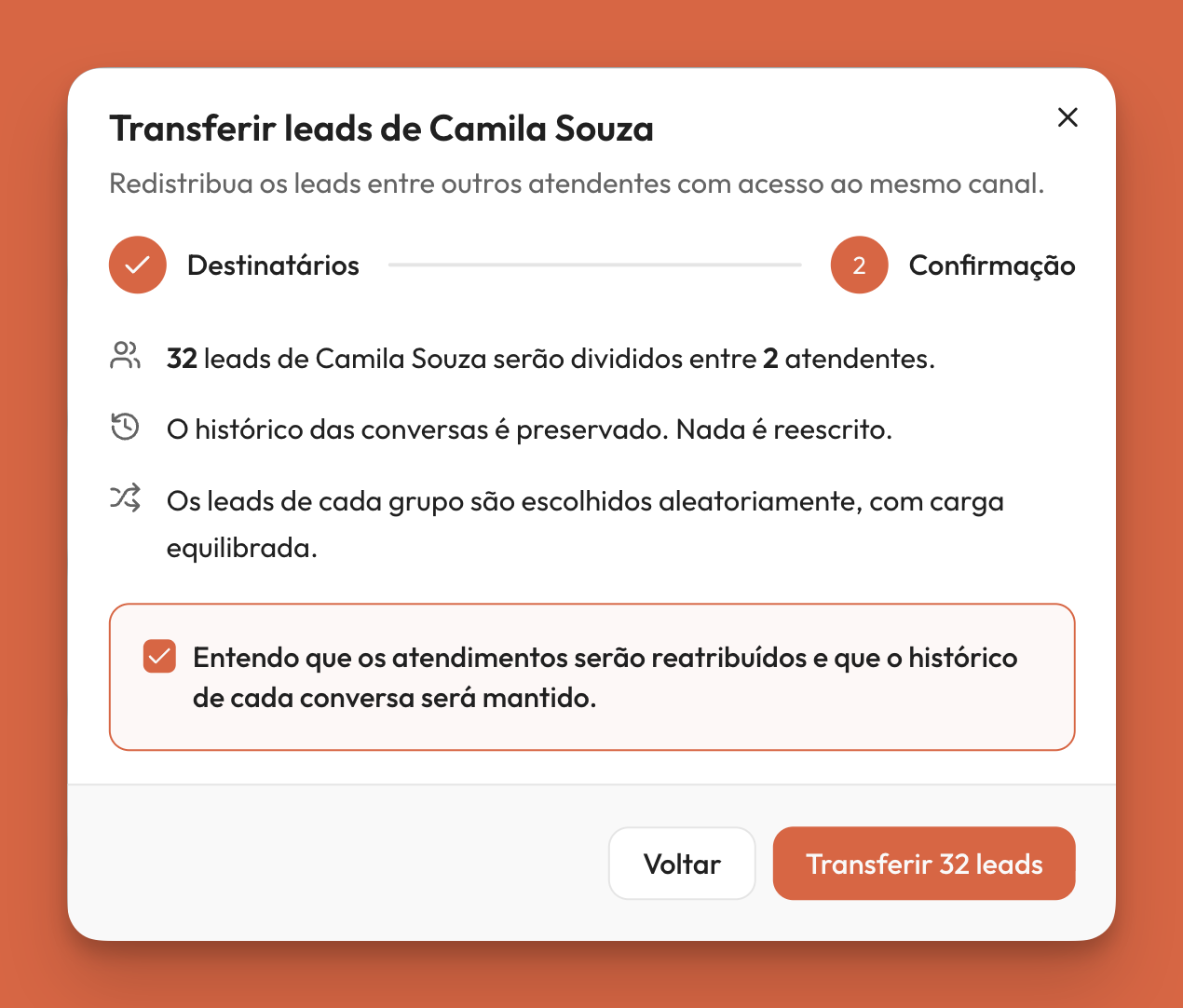 Janela 'Transferir leads de Camila Souza' na etapa Confirmação, com o resumo '32 leads de Camila Souza serão divididos entre 2 atendentes', o aviso de que o histórico das conversas é preservado, a caixa de confirmação marcada e o botão 'Transferir 32 leads'.