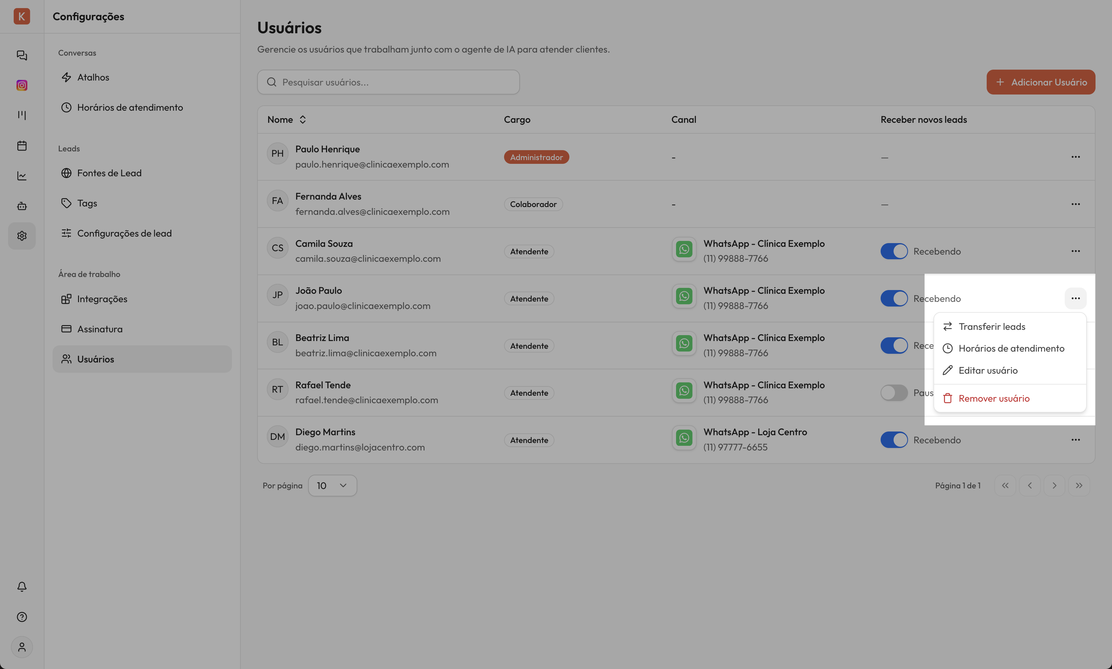 Tabela Configurações → Usuários com o menu de ações (⋮) aberto na linha do atendente João Paulo, mostrando as opções 'Transferir leads', 'Horários de atendimento', 'Editar usuário' e, destacada em vermelho, 'Remover usuário'.